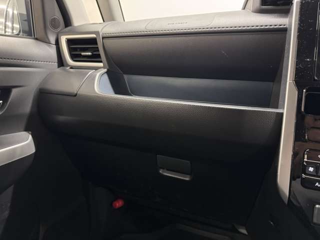 【グローブボックス】車検証、サングラスやCDなど小さい荷物が収納できるので車内を綺麗に整頓できますね。