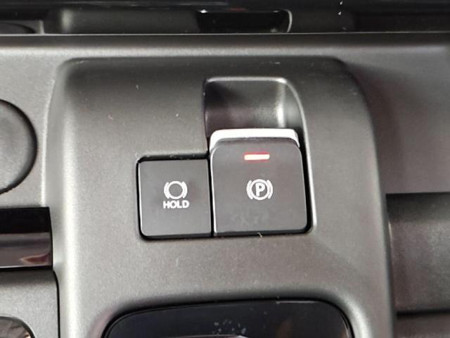 パーキングブレーキは電気式なので、踏んだり引いたりの力が要りません