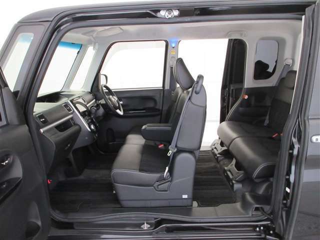 タントと言えば！開口部の広さが売りのミラクルオープンドア★乗り降りだけでなく、荷物の積み下ろしにも大変便利です！