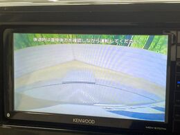 【バックカメラ】駐車時に後方がリアルタイム映像で確認できます。大型商業施設や立体駐車場での駐車時や、夜間のバック時に大活躍！運転スキルに関わらず、今や必須となった装備のひとつです！