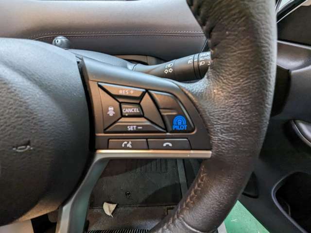 ハンドル右側にオートクルーズコントロールの操作ボタンが配置されています。設定速度、車間距離のセットもワンタッチです。