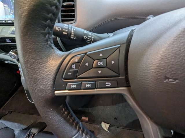 オーディオの操作はハンドル左側のスイッチで！運転目線そのままで操作可能で安全です。