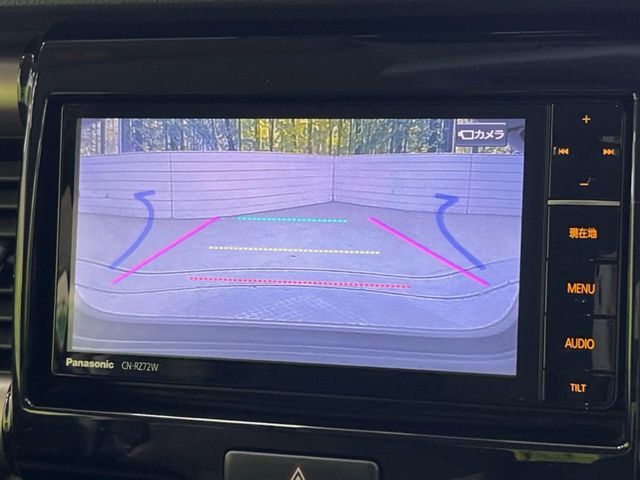 【バックカメラ】駐車時に後方がリアルタイム映像で確認できます。大型商業施設や立体駐車場での駐車時や、夜間のバック時に大活躍！運転スキルに関わらず、今や必須となった装備のひとつです！
