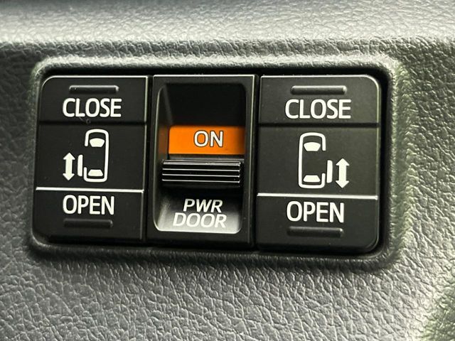 【両側パワースライドドア】スマートキーや運転席のスイッチで後席両側スライドドアの開閉が可能♪電動だから力を入れてドアを開ける必要が無く、小さなお子様でも簡単に開け閉めでき快適です♪
