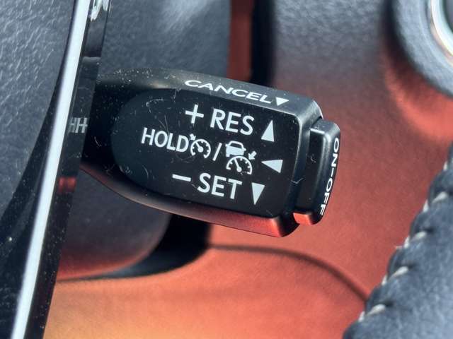 【レーダークルーズコントロール】装備車両です。レーダーやカメラを使って前を走るクルマの状況を検知して速度を調整してくれます。遠距離ドライブの高速道路などでは大活躍で疲労軽減に役立ちます。