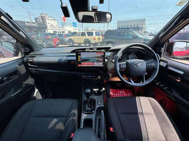 【室内】コックピット。車内もキレイで嫌な臭いもありません！ご納車後の臭いが付きにくくなる「空気触媒コーティング」もあります。
