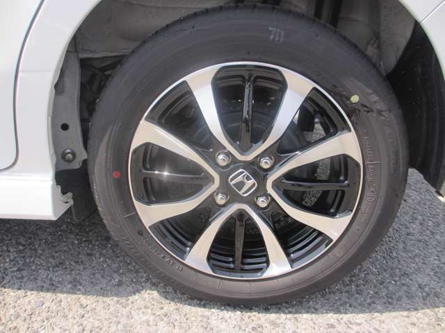 カスタム専用デザインホイールです。タイヤサイズは155/65R14です。4穴です。