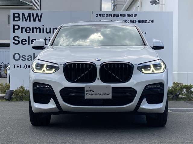 BMWの代名詞の【キドニーグリル】グリルが腎臓のように見えるので【キドニー】と呼ばれるようになりました。一目見ただけでBMWであると認識できる確固たるアイコンとして存在感を放ちます。