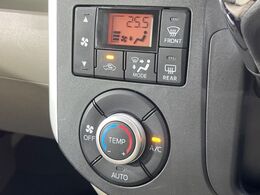 【オートエアコン】一度お好みの温度に設定すれば、車内の温度を検知し風量や温度を自動で調整。暑い…寒い…と何度もスイッチ操作をする必要はありません。快適な車内空間には必須の機能ですね♪