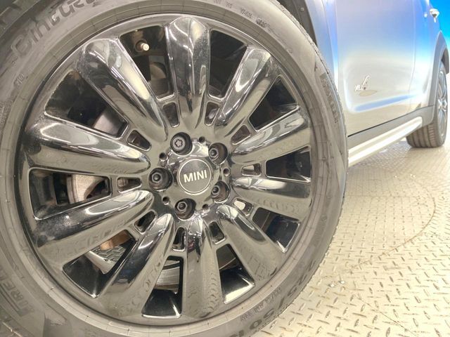 ●純正18インチアルミホイール：輸入車ならではの卓越した走りを支えるホイールと足回りです！日本車の走りに慣れている方にもぜひ体感して頂きたいほど、高いレベルでまとまっています！