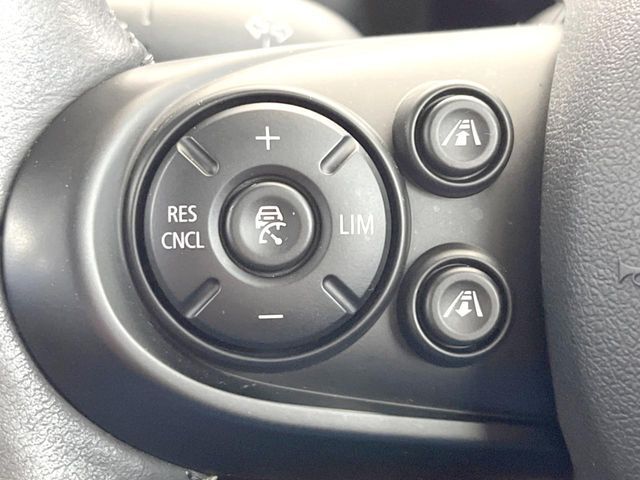 ●レーダークルーズコントロール：前の車との車間距離を一定にとりつつ、一定速度で自動走行してくれる次世代のクルーズコントロール！主に高速道路や自動車専用道路で使用する便利な機能です！