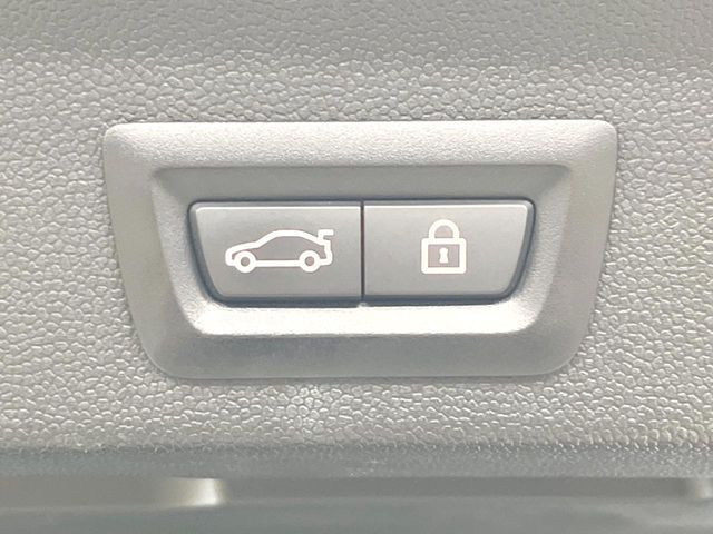 ●電動リアゲート：ワンタッチでリアゲートの開閉ができ、荷物などで両手が塞がっている状態でも簡単に開閉ができる便利機能です。