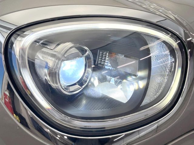 ●LEDヘッドライト：夜間走行時も良好な視界を確保し安心して運転できる高輝度LEDヘッドライトを装備！点灯速度が早く、消費電力も抑えられています。