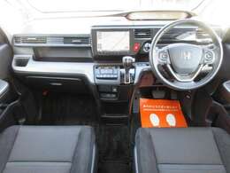 お車の状態について、お客様に分かりやすい説明を心掛けています。ちなみにこのお車は、右側面部に修復歴がございますが、走行の支障は全くありません。