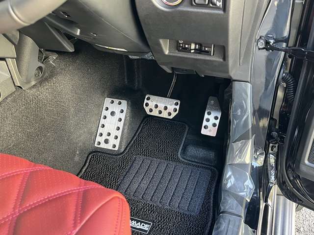 アルミペダルカバーで車内の足元もオシャレに仕上げています。