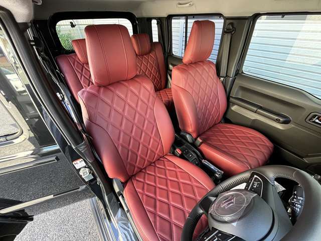 内装は高級外車のようなワインレッドのシートでコーディネイトしています。