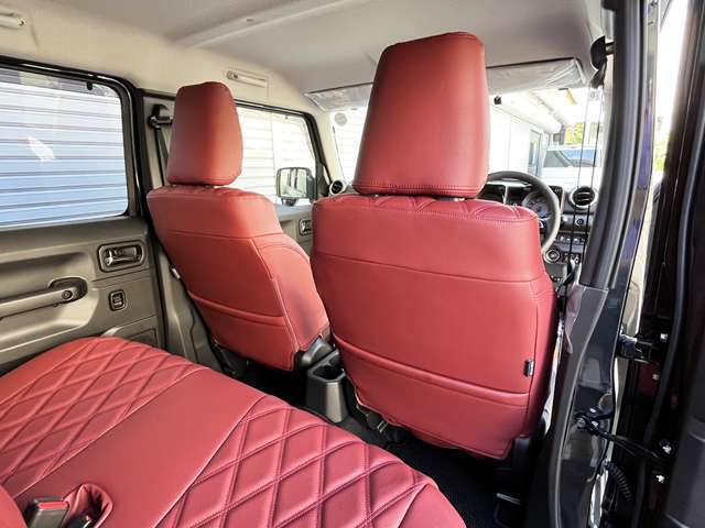 内装は高級外車のようなワインレッドのシートでコーディネイトしています。