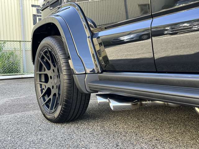 車検に対応した左右サイド4本出しマフラーも装着済みです。