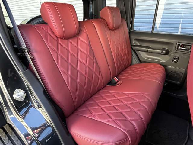 内装は高級外車のようなワインレッドのシートでコーディネイトしています。