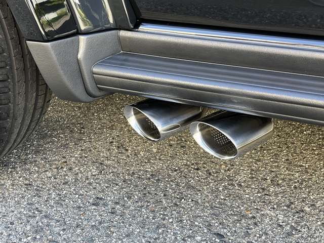 車検に対応した左右サイド4本出しマフラーも装着済みです。