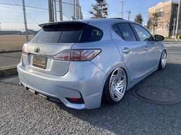 リアはメーガンレーシング製アッパーアーム、STEEZ製ロアブラケットを取り付けることにより乗り心地を捨てずに下げています。