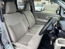 運転席側の写真です。運転席側面、シートの状態をご確認下さい。