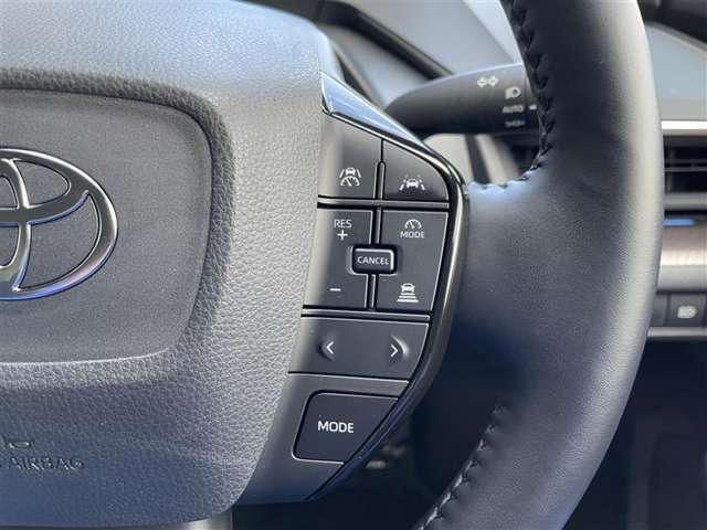 アダプティブクルーズコントロール機能付きです。走行中に先行車の様子を検知しながら、設定した車速の範囲内で先行車との距離のキープを支援します。