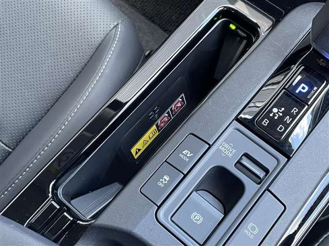 ワイヤレス充電機能で接続の手間いらず。スマートフォンなどをワイヤレスで充電可能です。