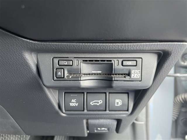 非常時やキャンプなどに役立つAC100Vコンセント付きです。また、とっても便利なパワーバックドア付きになります。