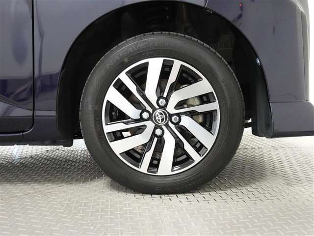 アルミホイール装着、タイヤサイズは165/65R14です。