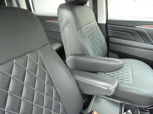 運転席助手席はアームレスト付き