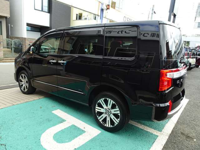 ※電動サイドステップ非装着車です。