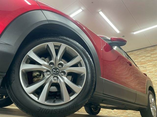 純正18インチアルミを装備！各種アルミホイール・タイヤカスタムもご相談下さい。