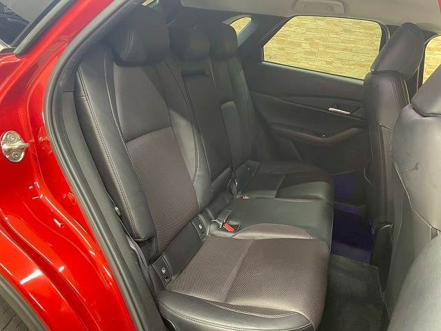 セカンドシートは大人二人が乗っても十分なスペースが確保されております。