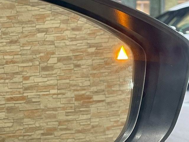 【ブラインドスポットモニター（BSM）】車線変更時に車両後方から来る車両を検知し安全をサポートする装置です。