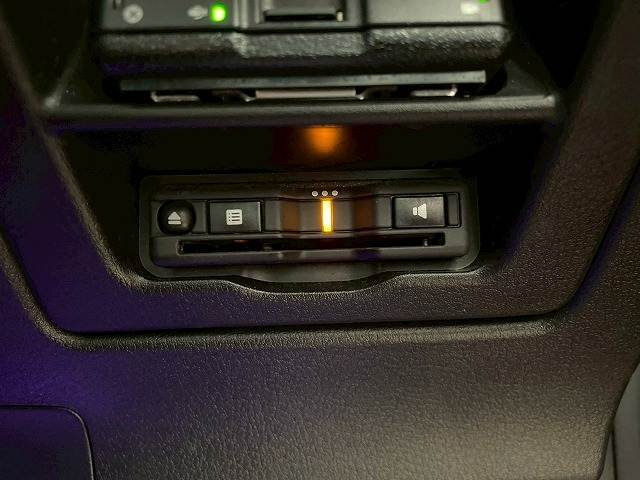 【ETC車載器】を装備しておりますので、ご納車直後からの遠距離ドライブも可能です。土日の利用料金の割引や、朝夕の通行料金を割引料金で高速道路をお楽しみいただけます。