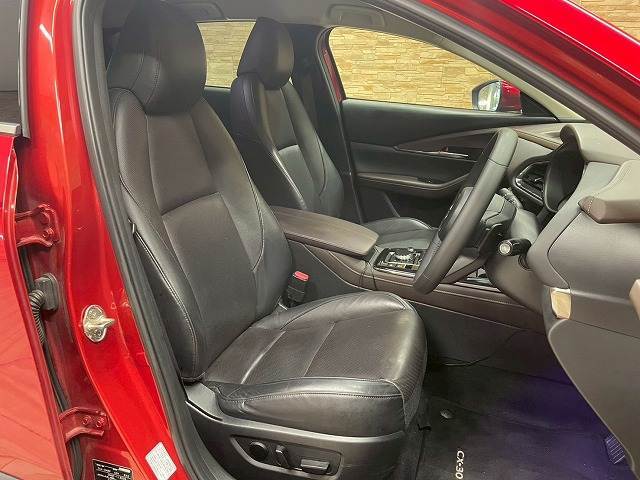 【レザーシート】ならではの高級感あふれる内装がこたわりのアイテム。見た目の高級感とより上質な座り心地をお楽しみください。