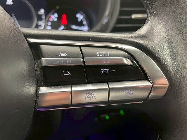 【レーダークルーズコントロール】装備で高速道路の運転も楽々です！追従型なので前の車両に合わせて速度調節ができ、渋滞などの際も楽々運転できますよ♪