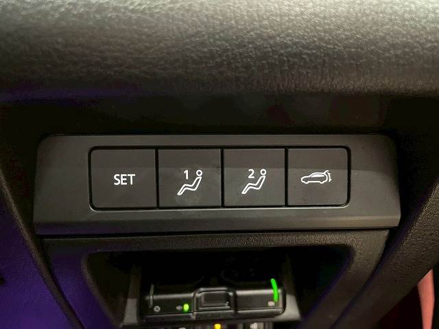 【メモリー付パワーシート】細やかな調整ができ、自分の好きな角度を記憶することもできます。体格を問わずベストポジションがとれ長距離ドライブも快適です。