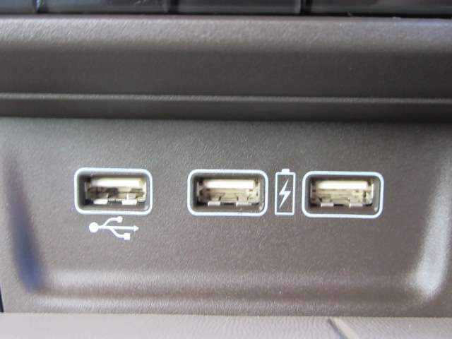 USBポートはナビ接続用と充電用の計3つございます♪