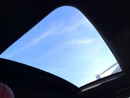 【ムーンルーフ】開放感たっぷりの希少装備、ムーンルーフが装着されています！車内に明かりを取り入れたり景色を楽しむ以外にも、車内の空気も簡単に換気できて快適です！