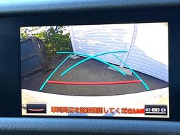 【バックカメラ】駐車時に後方がリアルタイム映像で確認できます。大型商業施設や立体駐車場での駐車時や、夜間のバック時に大活躍！運転スキルに関わらず、今や必須となった装備のひとつです！