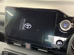 【ディスプレイオーディオ】視認性が高いディスプレイ付きオーディオを装備♪操作性も良好で直感的なソース選択が可能です。