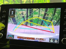 【バックカメラ】駐車時に後方がリアルタイム映像で確認できます。大型商業施設や立体駐車場での駐車時や、夜間のバック時に大活躍！運転スキルに関わらず、今や必須となった装備のひとつです！