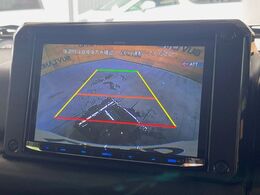 【バックカメラ】駐車時に後方がリアルタイム映像で確認できます。大型商業施設や立体駐車場での駐車時や、夜間のバック時に大活躍！運転スキルに関わらず、今や必須となった装備のひとつです！