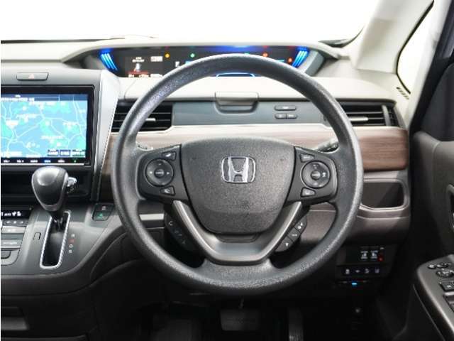 【Honda SENSING】 カメラ等装置で精度の高い検知能力を発揮、安全運転を支援します。ステアリング上のコントローラーに注目！