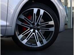 ●ブレーキキャリパーは赤となり、足元のワンポイントが際立ちます。