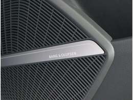 世界に誇るBang　＆　Olufsen社による高品質サウンドシステム。スピーカーにはアルミ材が用いられ、アコースティックレンズによって、クリアでダイナミック臨場感あふれる上質なサウンドを楽しめます。