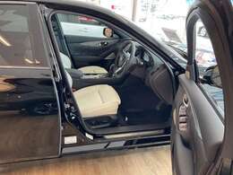 運転席側です。パワーシート装備です