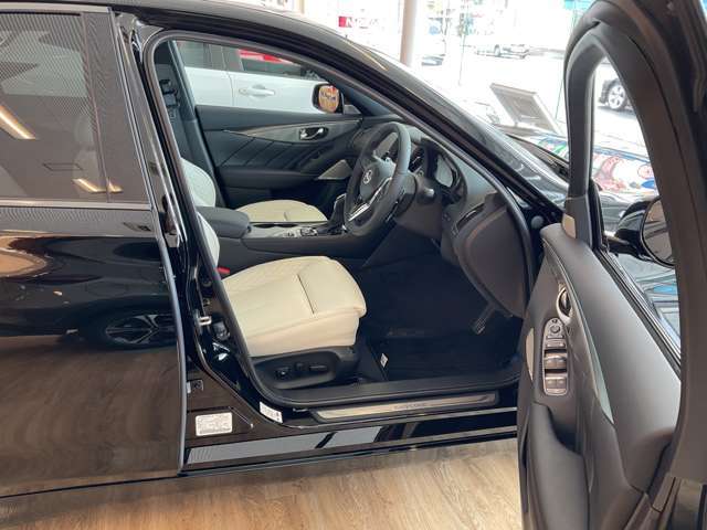 運転席側です。パワーシート装備です